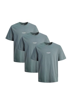 Drei kurzärmelige T-Shirts in einem sanften Teal-Ton, aus Baumwolle gefertigt, mit einem Rundhalsausschnitt und einem kleinen weißen Logo vorne.