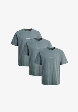 Drei kurzärmelige T-Shirts in einem sanften Teal-Ton, aus Baumwolle gefertigt, mit einem Rundhalsausschnitt und einem kleinen weißen Logo vorne.