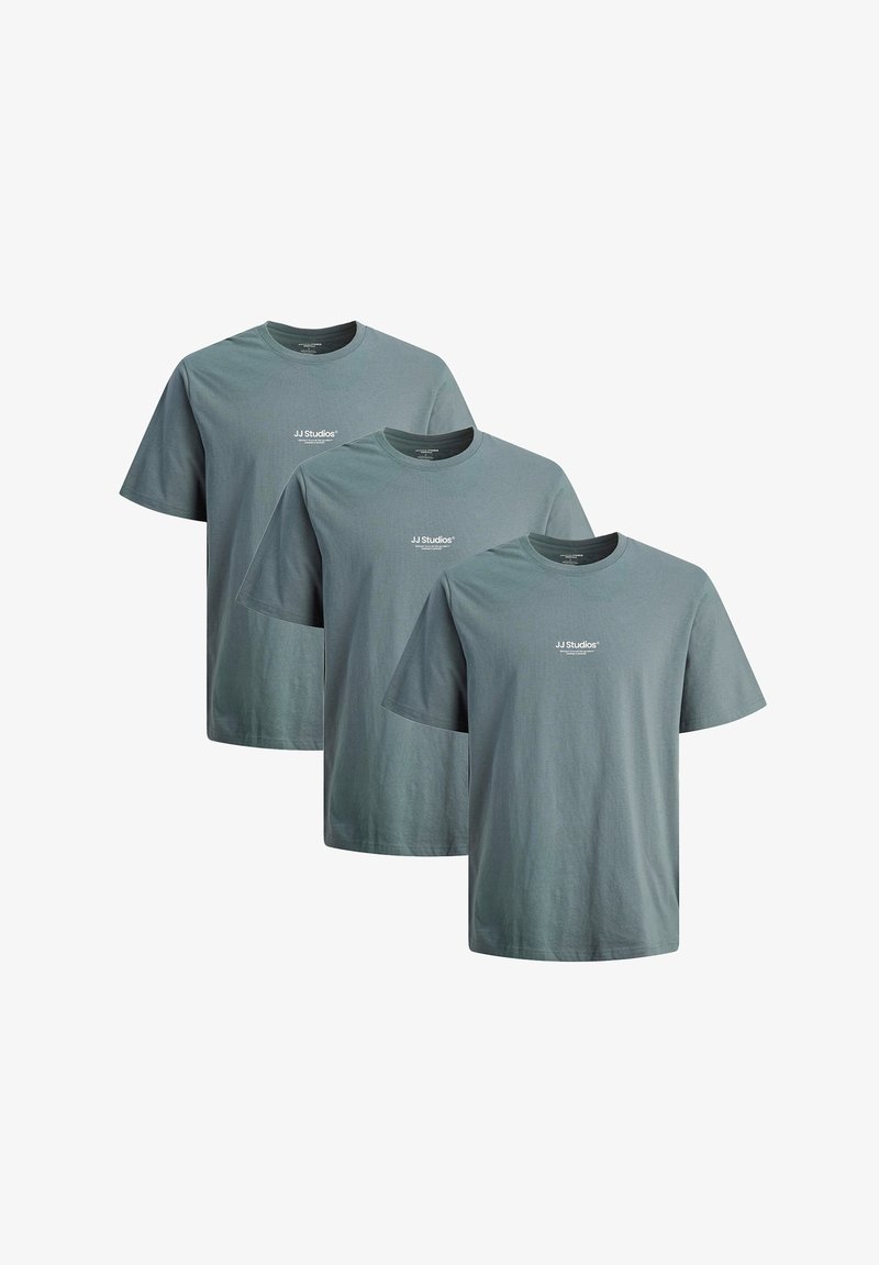Drei kurzärmelige T-Shirts in einem sanften Teal-Ton, aus Baumwolle gefertigt, mit einem Rundhalsausschnitt und einem kleinen weißen Logo vorne.