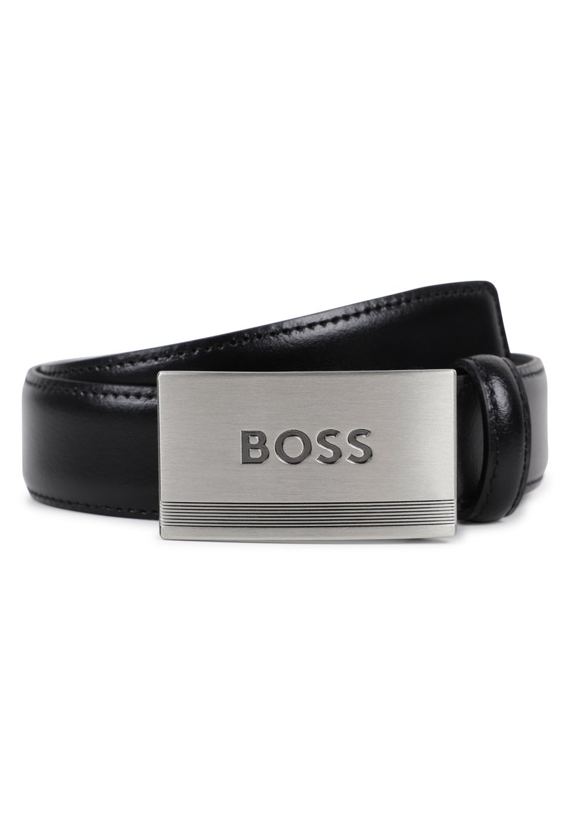 Μαύρη δερμάτινη ζώνη με ασημένια ορθογώνια αγκράφα που φέρει το όνομα "BOSS" και οριζόντιες γραμμές διακοσμητικά. Ομαλή υφή, κλασικός σχεδιασμός.