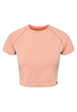 Kortarmige, cropped t-shirt in licht perzik met een zachte textuur. Heeft raglanmouwen en een subtiele contrasterende stiknaad bij de halslijn.