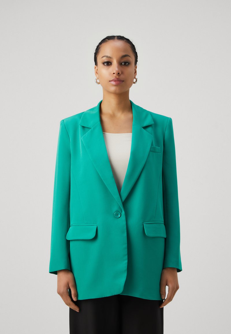 Helle türkisfarbene Blazer aus glattem Stoff. Mit einem einzelnen Knopfverschluss, zwei vorderen Taschen und Eingrifftaschen. Taillierte Passform.