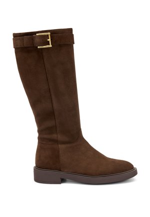 Stivale in suede marrone al ginocchio con punta arrotondata, suola piatta e dettaglio con fibbia vicino al polsino. Texture liscia con cuciture minime.