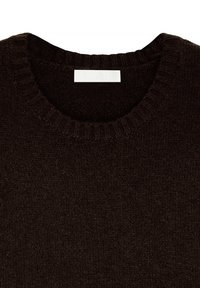Pull en maille marron foncé avec un col rond côtelé et une étiquette portant la mention "NAKD" au niveau du col. Texture douce et design décontracté.