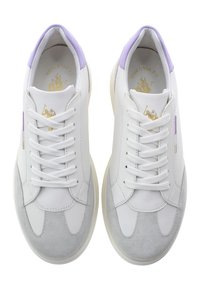 Vita sneakers med lila detaljer, tillverkade av läder och mocka, med snörning, strukturerade paneler och en guld-logotyp.