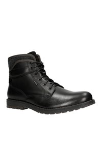 Černá kožená kotníková obuv s plstěným límcem, šněrováním v přední části a robustní podrážkou. Obsahuje švy a označení značky na boku.