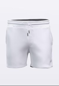 Shorts de sport pour hommes blancs avec ceinture élastique, cordon de serrage, poches latérales et petit logo sur la jambe gauche.