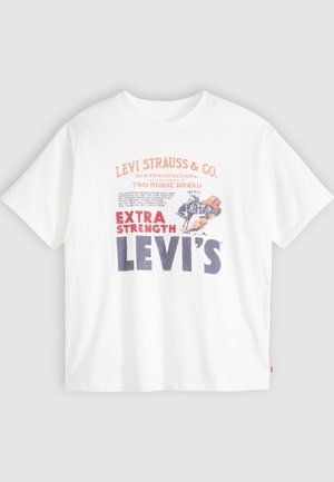 Hvit bomulls t-skjorte med frontgrafikk i rødt og marineblått: "LEVI STRAUSS & CO." og "EXTRA STRENGTH LEVI'S" med en hesteillustrasjon.