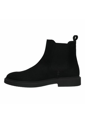 Schwarze Wildleder Chelsea-Boots mit elastischen Seitenteilen, einer Zuglasche und einer flachen schwarzen Gummisohle. Glatte Textur mit schlankem Design.