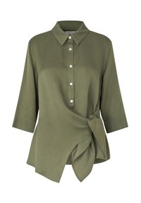 Olivegrüne Bluse aus weichem Stoff, mit kragen, Knopfleiste, Dreiviertelärmel und einer geknoteten Drapierung an der Taille.