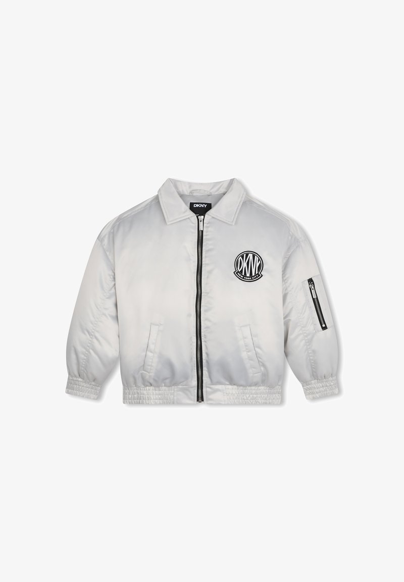 Veste bomber argentée cropped en matériau brillant. Dotée d'une fermeture éclair à l'avant, de deux poches latérales, de poignets élastiques et d'un patch logo sur la poitrine.
