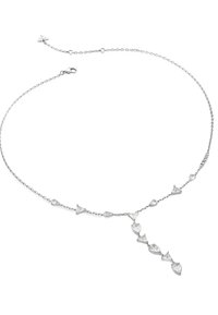 Collier en argent avec une chaîne torsadée ornée d'accents en forme de triangle et de goutte d'eau, rehaussé de pierres transparentes, créant un effet superposé.