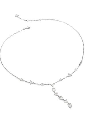 Zilveren halsketting met een gedraaide ketting, versierd met driehoekige en druppelvormige accenten, verrijkt met heldere stenen, wat een gelaagd effect creëert.