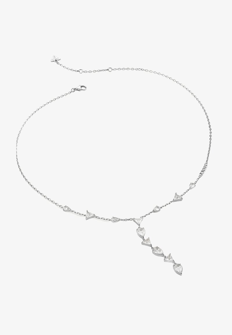 Silberne Halskette mit einer gedrehten Kette, die dreieckige und tropfenförmige Akzente aufweist, verziert mit klaren Steinen, die einen mehrschichtigen Effekt erzeugen.