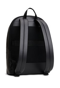 Μαύρο σακίδιο πλάτης με πάνελ από δίχτυ και επενδεδυμένους ιμάντες. Διαθέτει απαλή υφή και ανθεκτική επάνω λαβή, σχεδιασμένη για άνεση και ανθεκτικότητα.