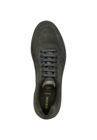 Zapatilla de ante gris oscuro con puntera redondeada, cordones planos y una superficie texturizada. Cuenta con una plantilla acolchada y un detalle del logo en el interior.