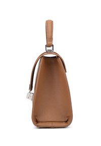 Borsa a mano in pelle tan dalla forma rettangolare, con manico superiore e hardware argentato. Superficie testurizzata con un interno liscio.
