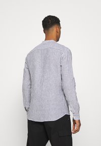 Gestreepte langermige shirt in grijs en wit, met een kraag, knoopsluitingen aan de manchetten en een gebogen zoom. Gemaakt van lichte stof met een gestructureerde afwerking.