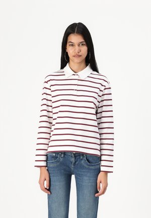 Langermet polo skjorte i hvit med sterke burgunder horisontale striper. Har en klassisk krage og avslappet passform. Brukt med blå jeans.