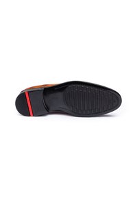 Semelle en cuir brun avec un dessous en caoutchouc noir texturé et un accent rouge au talon. Caractéristiques de rainures pour une meilleure traction et durabilité.