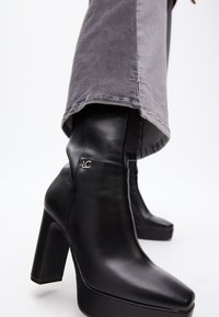 LOLA CASADEMUNT Kotníkové boty na platformě - black