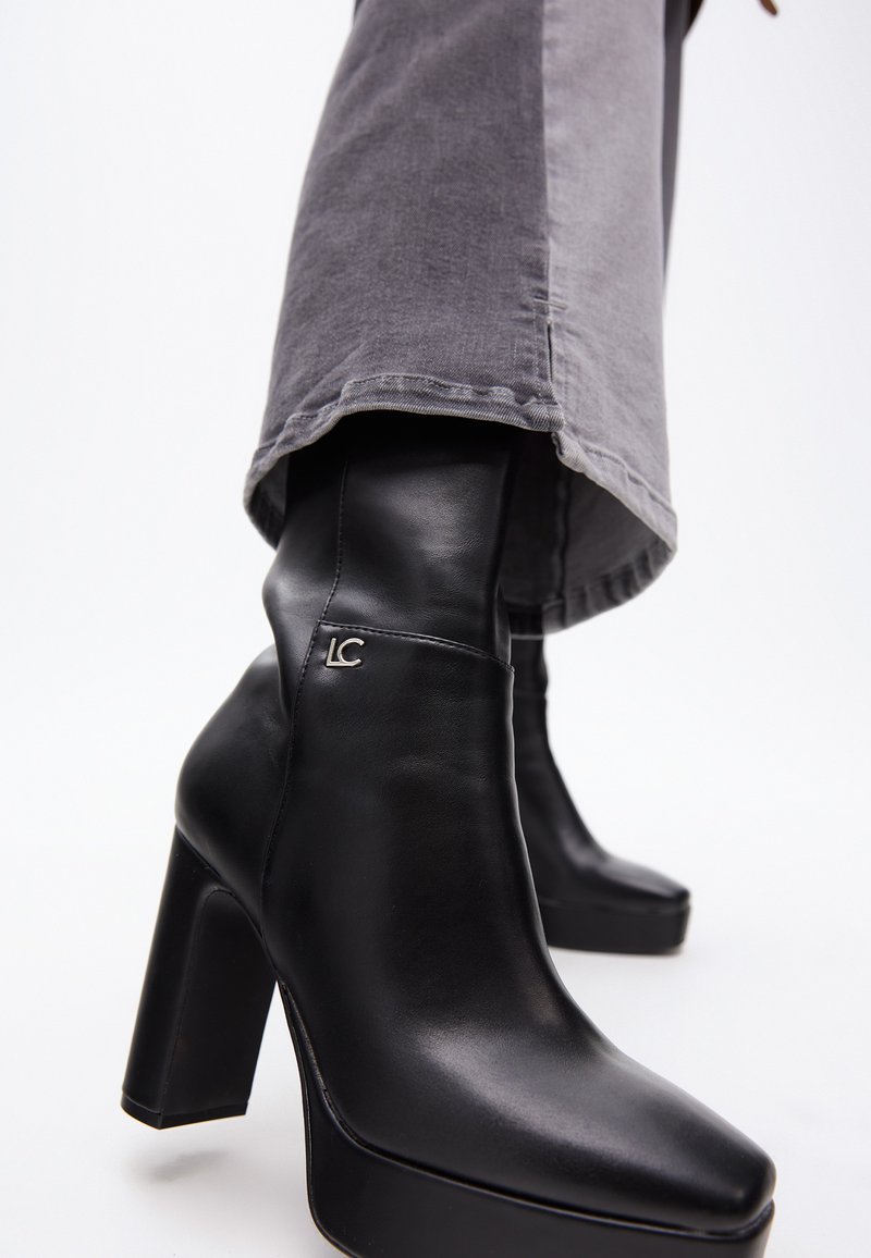 LOLA CASADEMUNT Kotníkové boty na platformě - black