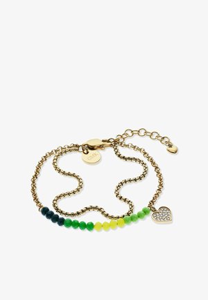 Bracelet en chaîne dorée orné de perles facettées colorées en vert, jaune et noir, avec un pendentif en forme de cœur orné de strass.