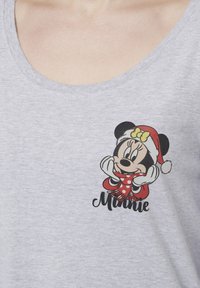 T-shirt in cotone grigio con illustrazione stampata di un personaggio con una sciarpa e un cappello a pois rossi e bianchi, con il nome "Minnie" sotto.