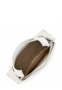 Borsa bianca con esterno in pelle liscia, chiusura a zip e interno beige. Presenta una maniglia piatta e un accento metallico rettangolare.
