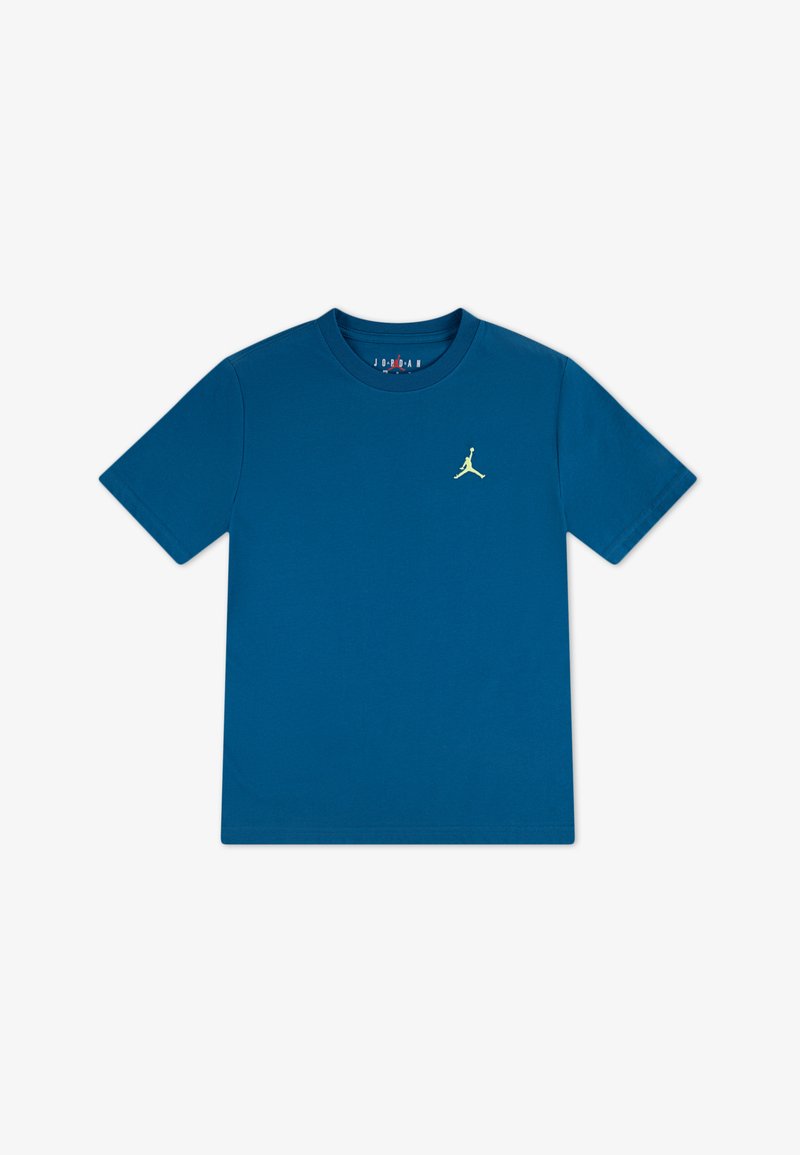 Μπλε βαμβακερό T-shirt με κοντά μανίκια. Διαθέτει ένα μικρό κίτρινο λογότυπο Jordan στο στήθος. Απλός, καθαρός σχεδιασμός με στρογγυλή λαιμόκοψη.
