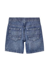 Pantaloni shorts in denim blu medio con una vita elasticizzata, due tasche posteriori e una texture sbiadita. Senza tasche anteriori visibili.