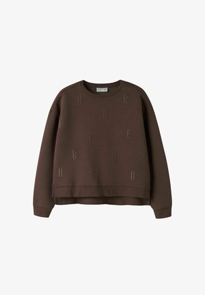 Sweat-shirt à manches longues marron foncé avec des lettres en relief dispersées à l'avant formant le mot "FUTURE" dans un style minimaliste.