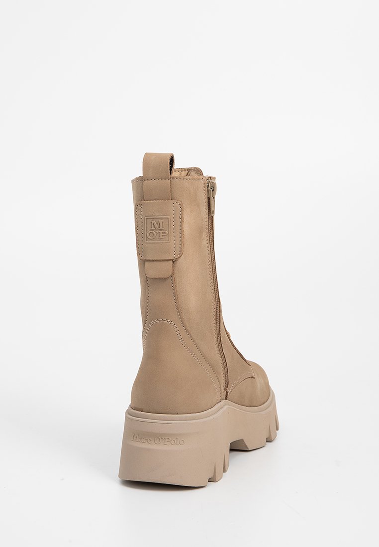 Beige High-Top-Stiefel mit dicker Sohle, seitlichem Reißverschluss, Zuglasche und geprägtem Logo-Patch auf der Rückseite, mit der Markierung "Marc O'Polo" auf der Sohle.