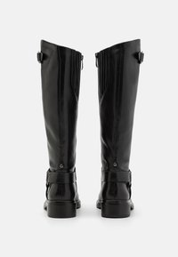 Czarne skórzane wysokie botki do kolan o gładkim wykończeniu, z suwakiem i regulowanym paskiem w okolicy kostki, z delikatnymi pionowymi szwami.