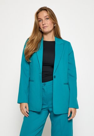 Teal op maat gemaakte blazer met lange mouwen en notch revers, gecombineerd met bijpassende broeken. Gladde stof, slim fit en minimalistisch ontwerp.