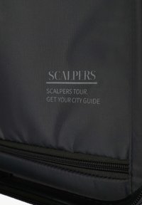 Bolsa de viaje negra de nailon con superficie texturizada, que cuenta con un cierre de cremallera y texto impreso: "SCALPERS TOUR. OBTÉN TU GUÍA DE LA CIUDAD."