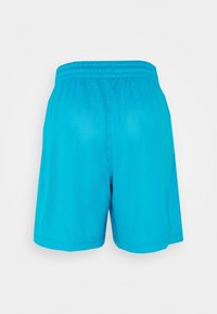 Klart blå andningsbara mesh-träningsshorts med elastisk midja, visade från baksidan mot en ljus vit bakgrund.