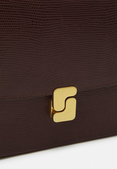 Geantă din piele texturată maro, cu un sistem de închidere cu clapetă din metal aurit și un design modern.