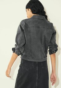 Next FULLER BUST-REGULAR FIT - Jeansjacka - washed black