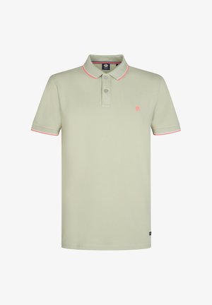 Camisa polo de color verde claro hecha de algodón. Cuenta con una botonera de dos botones, cuello rosa y detalles en las mangas, y un pequeño logotipo en el pecho.