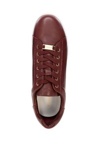 Sneaker in pelle bordeaux con punta tondeggiante, suola bianca e occhielli dorati. Presenta lacci e una superficie liscia nella parte superiore.