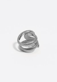 Anillo de plata con diseño de serpiente, con un patrón texturizado y escamoso. Forma curvada con tres bandas entrelazadas, mostrando un detallado intrincado.