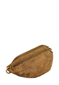 Sac bandoulière marron avec texture en cuir tressé, forme courbée, double fermeture éclair en haut et accents en laiton.