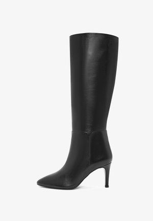 Schwarze Lederkniehohe Stiefel mit spitzem Fuß und schlankem hohen Absatz. Glatte Textur und minimales Design ohne sichtbare Hardware.