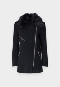 Černý kabát s kožešinovým límcem, vybavený diagonálním zipem a dvěma předními kapsami na zip. Hladká látka se strukturovanou siluetou.