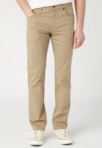 Khaki chinos met een rechte pijp, voorzien van voorzakken, een metalen knoopsluiting en een gladde stoftextuur.