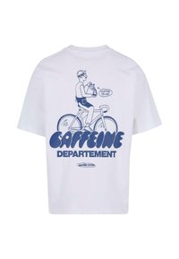 Biela bavlnená tričko s modrou grafikou cyklistu držiaceho šálku kávy a textom "KAFENOVÉ ODDENIE" pod ním.