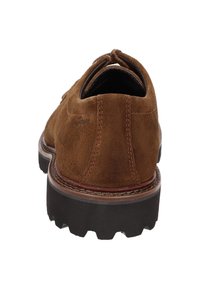 Scarpa in suede marrone con punta tondeggiante, cuciture a contrasto e una robusta suola in gomma nera con un motivo di battistrada testurizzato.