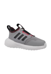 Chaussure de sport grise avec un dessus en tricot, des accents synthétiques noirs, des coutures rouges et une semelle blanche. Présente un design sans lacets et un col rembourré.