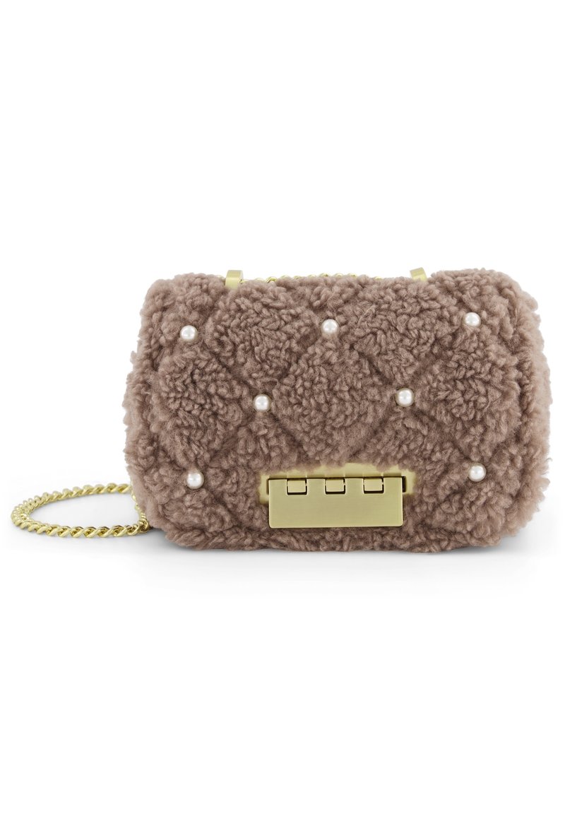 Borsa a tracolla in peluche marrone con texture trapuntata, decorata con perle finte e una chiusura in metallo dorato. Include una tracolla in catena dorata.